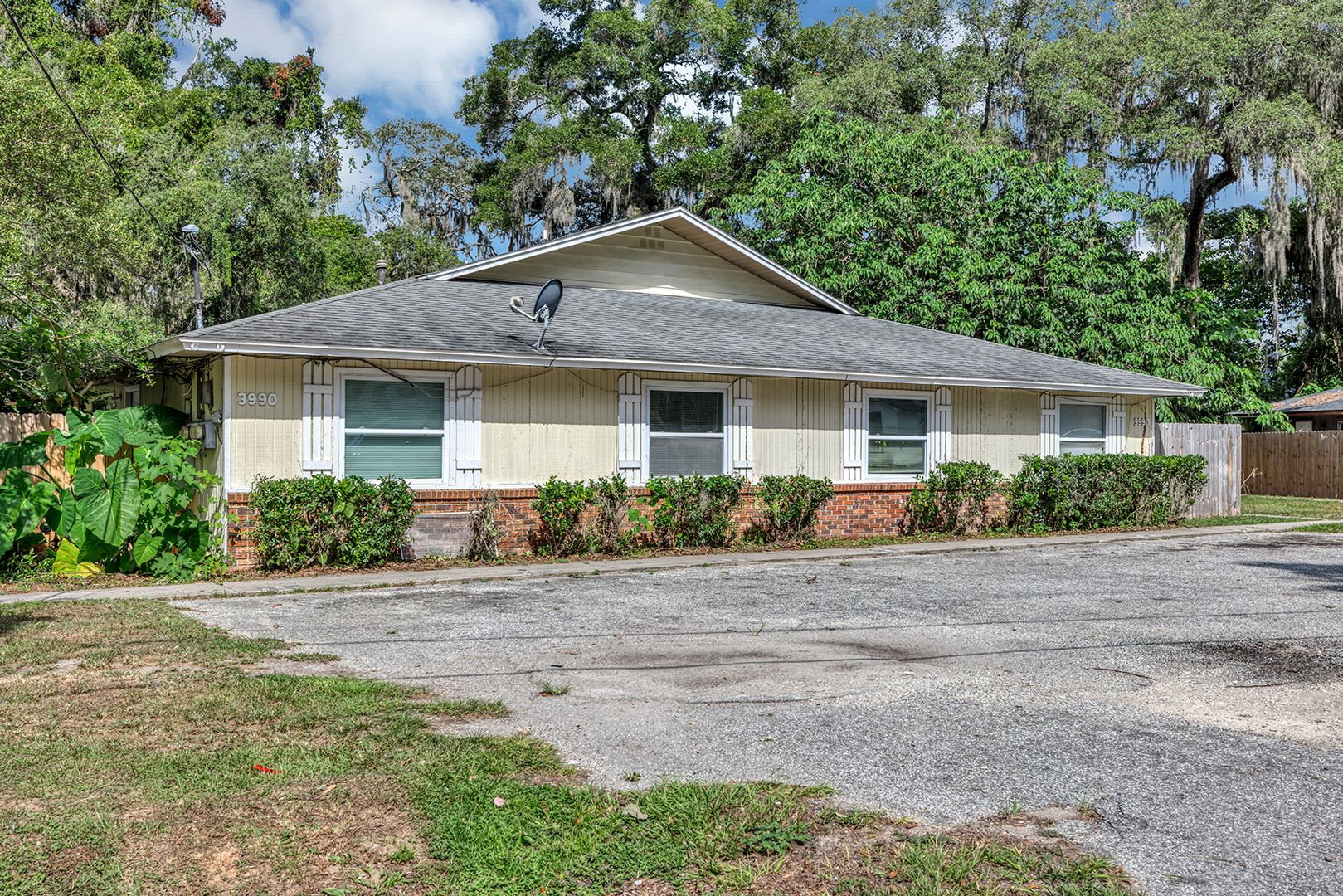 Spacious 3Br 2Ba Ocala Home With Modern Finishes Fireplace Floor To Ceiling Sliding Glass Doors Private Fenced Patio – photo 2