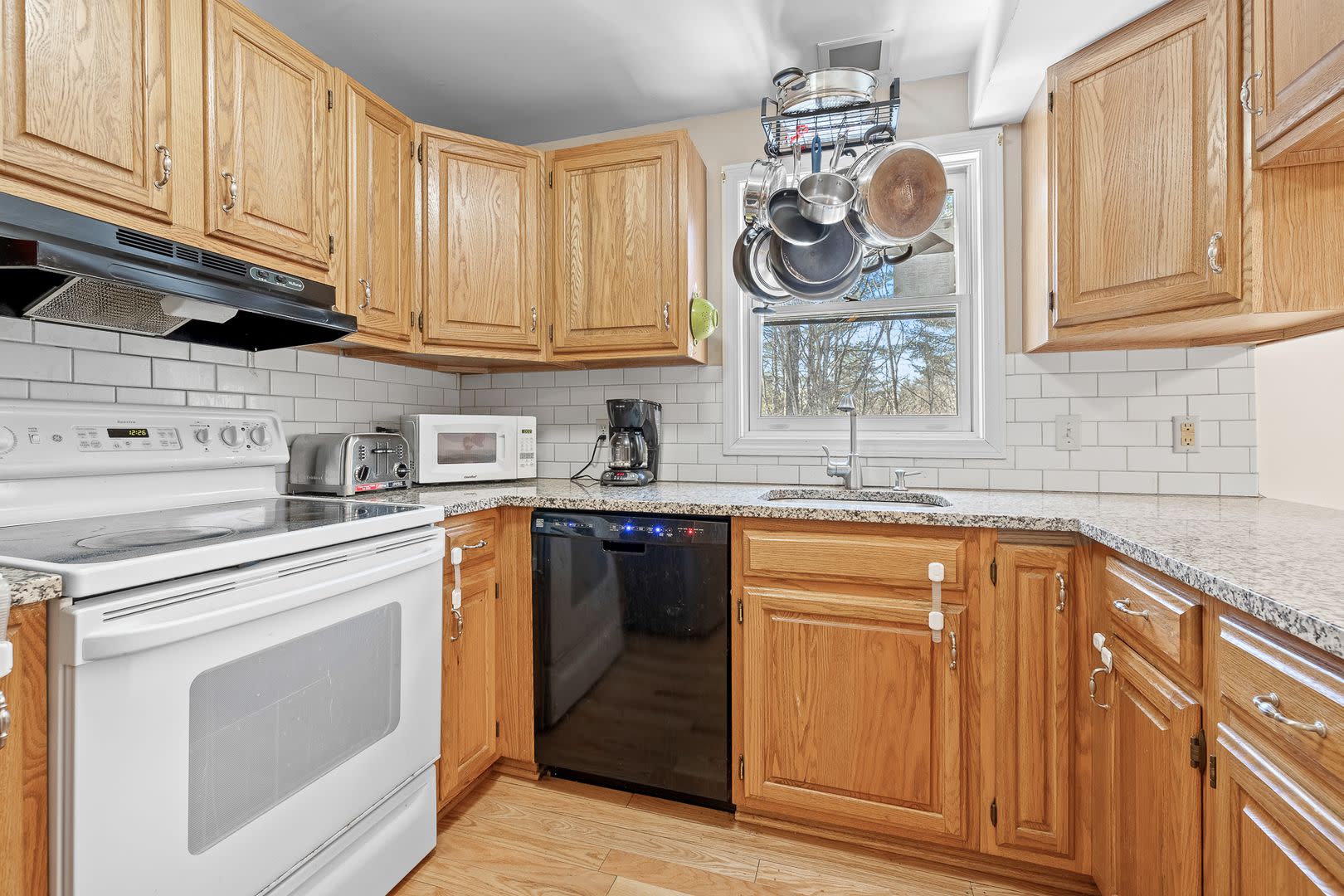 Spacious 3 bedroom, 2 1/2 bathroom duplex – photo 2