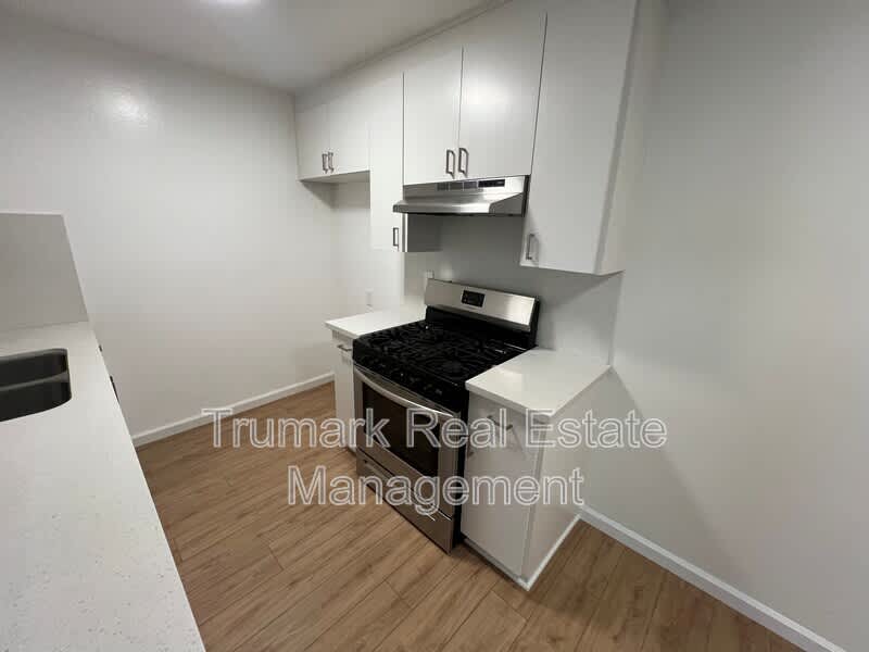 2713 Montrose Ave – photo 2