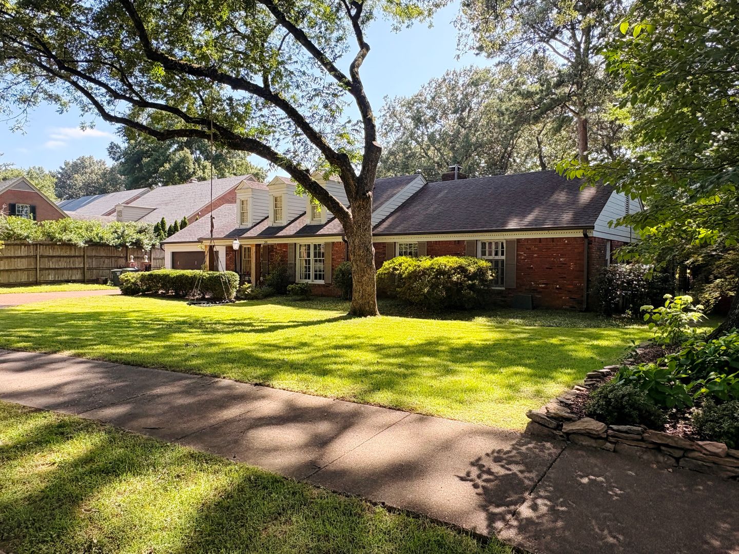 Renovated Home In The Heart Of East Memphis! Fully Fenced Backyard! No Carpet! – photo 3