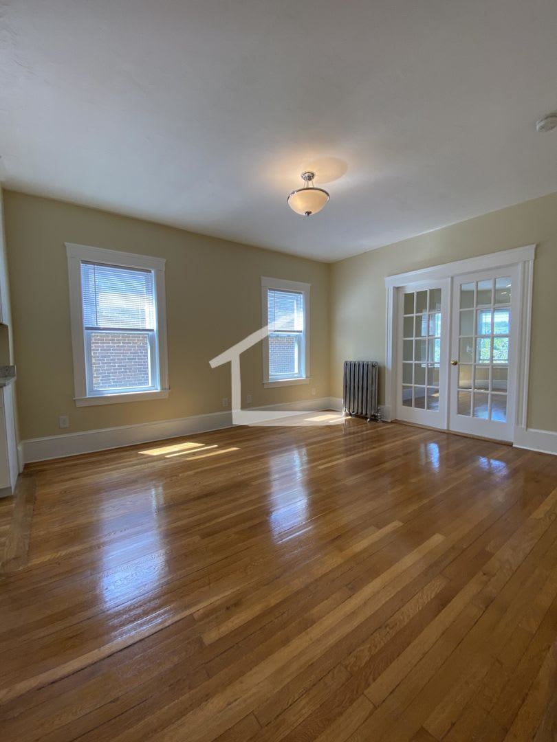 Huge renovated 4 bed unit near the Green Line in Brookline! – photo 4