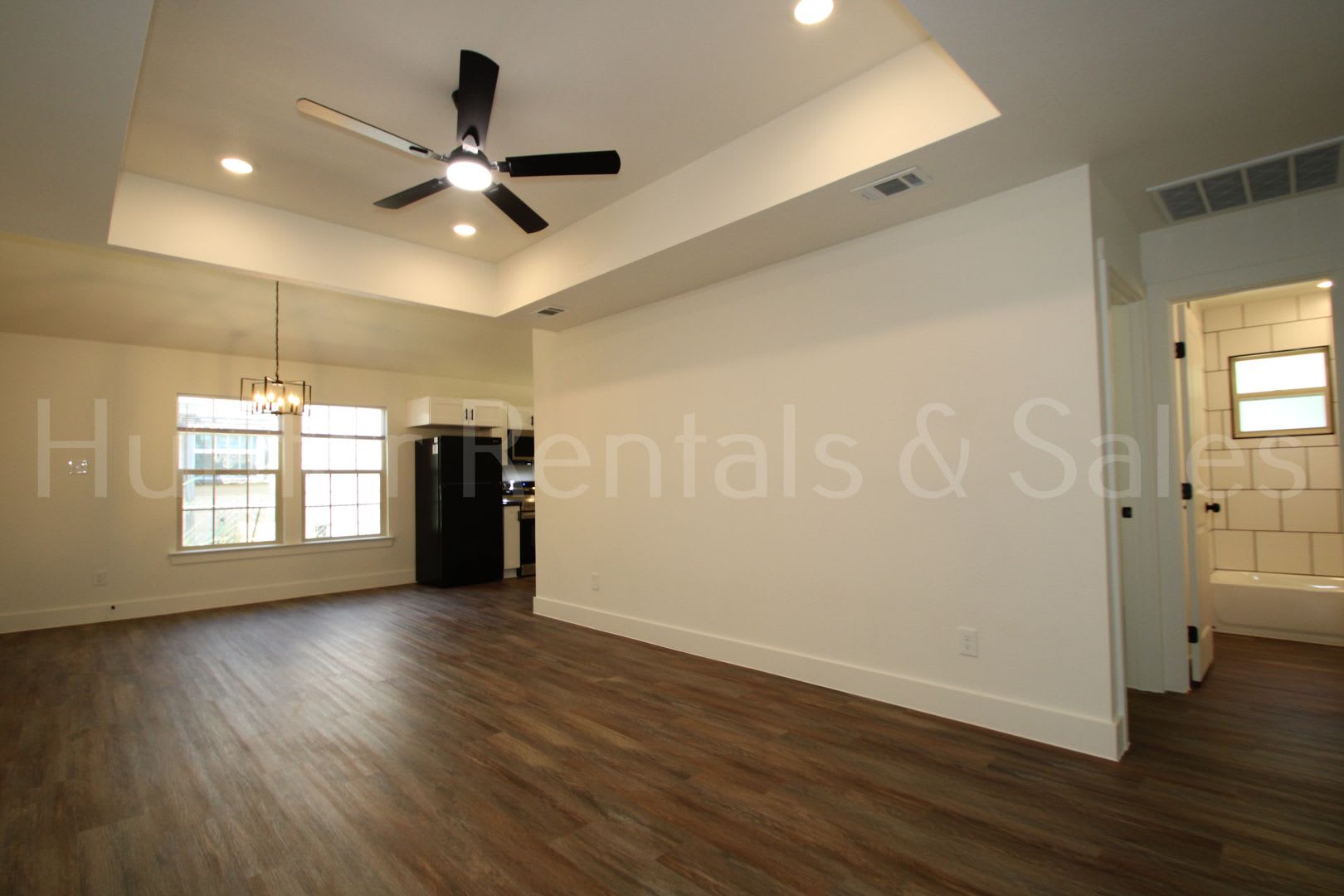 Newly Renovated 2 Bedroom Duplex – photo 4
