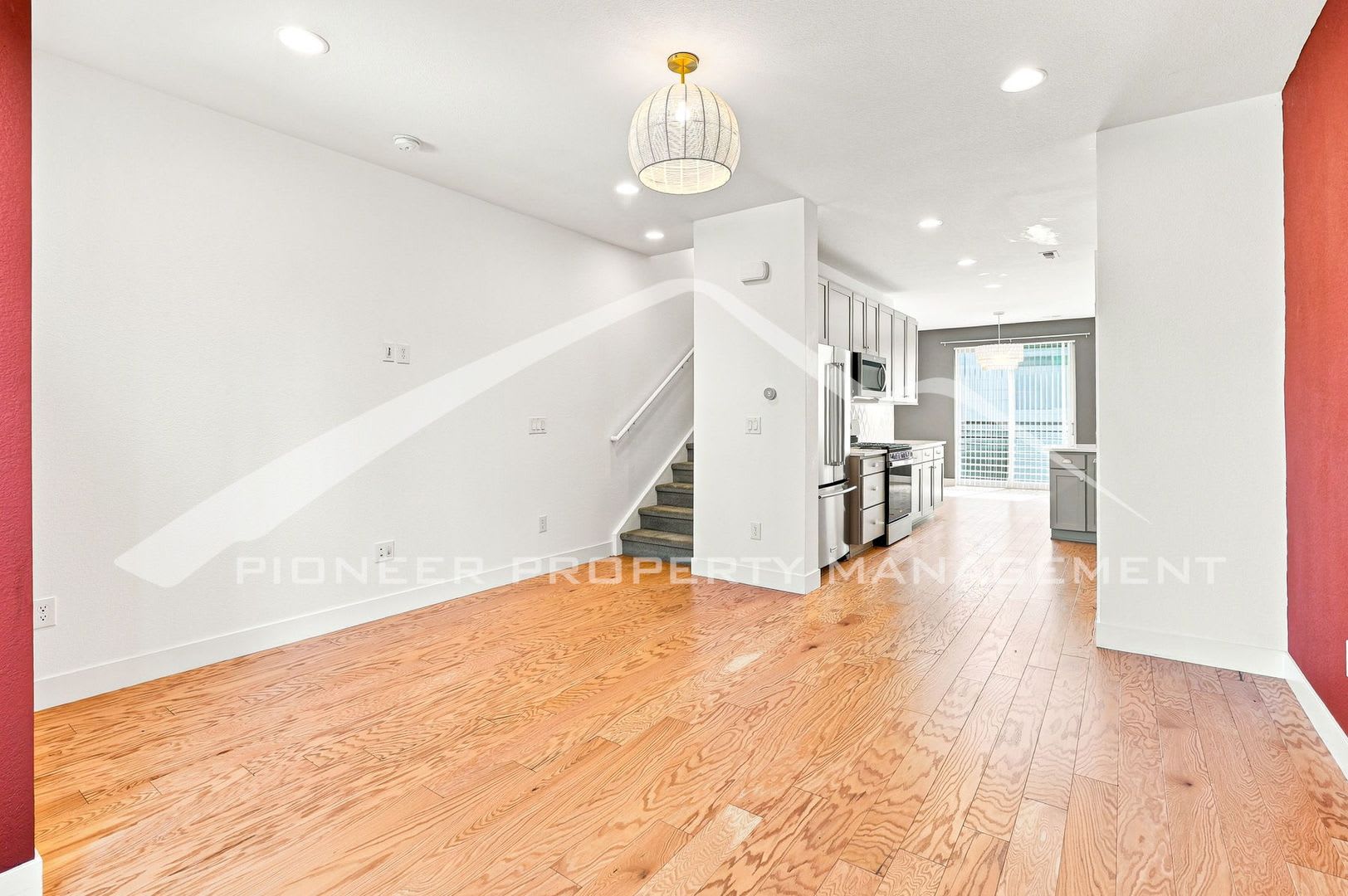 Gorgeous Townhouse with Central AC and Rooftop Deck – photo 4
