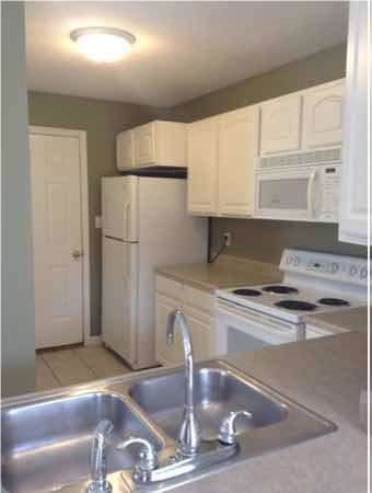 3 bedroom, 2.5 bath Townhouse: Oaklawn Park! Available this October! – photo 3