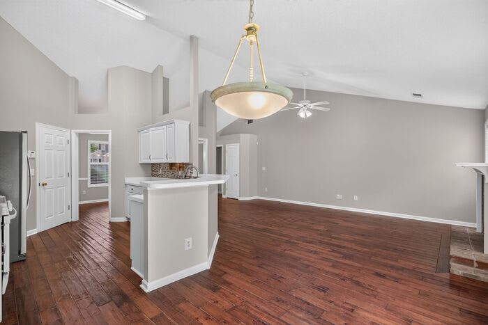 390 Silverthorn Drive – photo 5