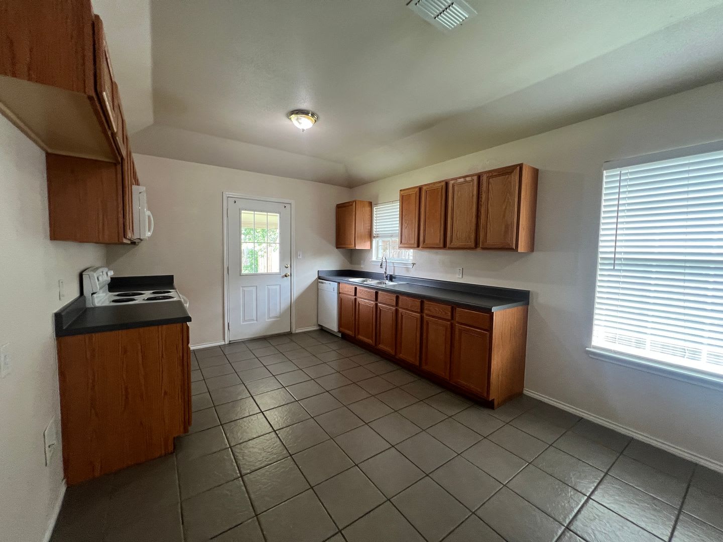 2 2 1 Duplex Near Hwy 46 Ceramic Tile Throughout No Carpet Covered Patio With Large Backyard Cisd – photo 4