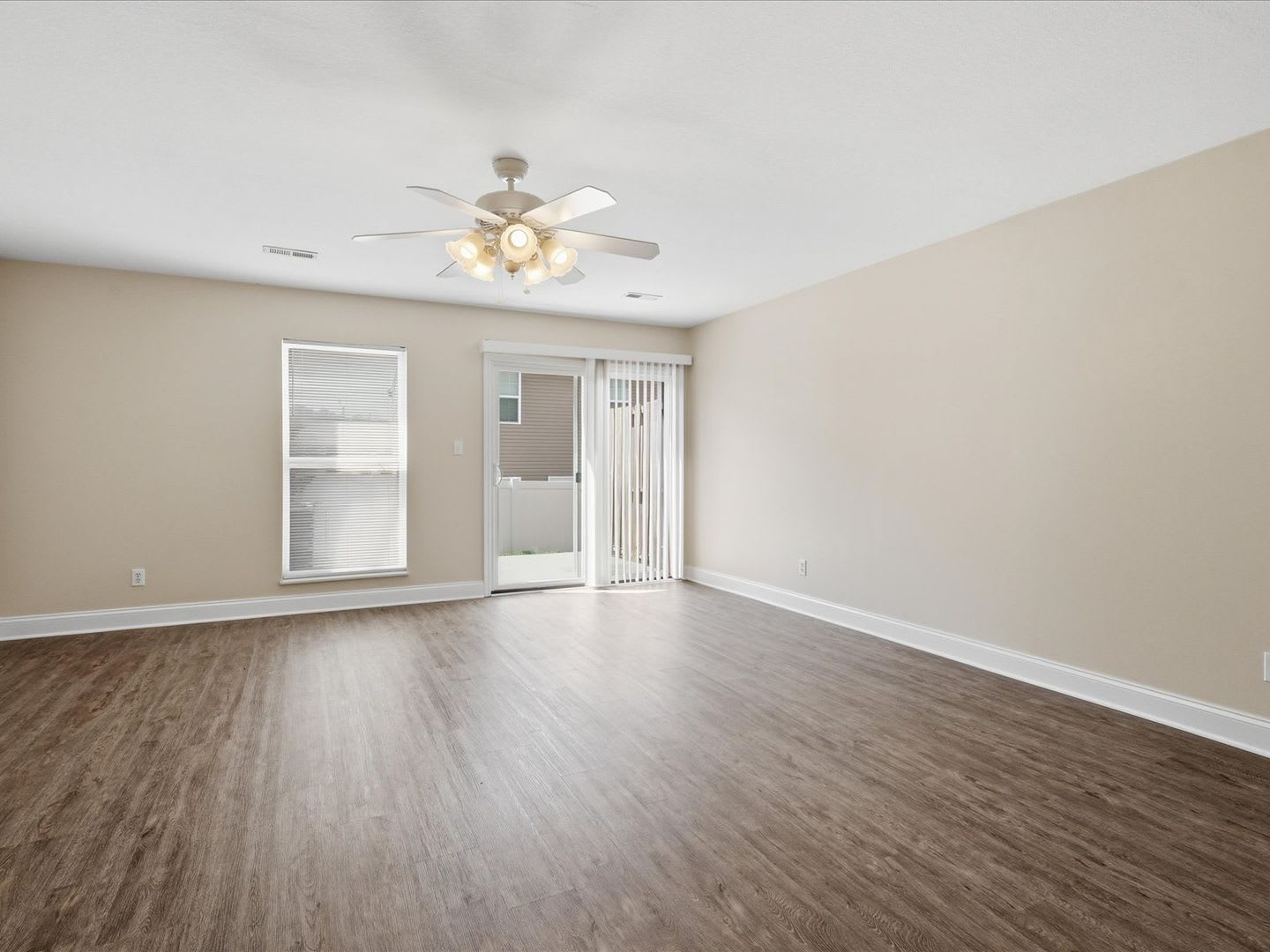 City Of Maryville 37801 Beautifully Updated 2 Bedroom 2 5 Bath Townhome – photo 5