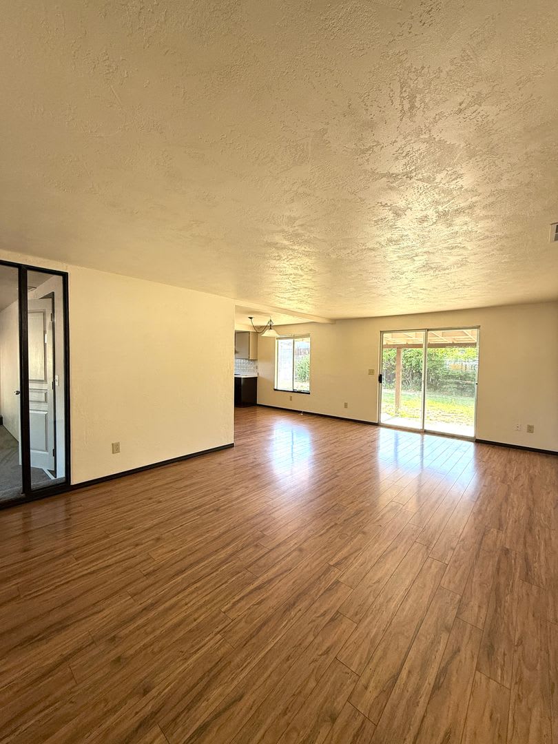 2 Bed, 2 Bath Home with Large Bonus Room – photo 2
