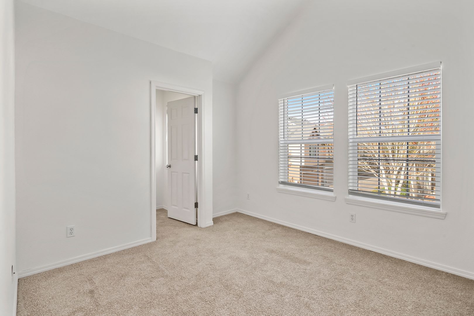 Elmonica Corner Townhome 3 Bed 2 5 Bath Townhome 2 Car Garage A C W D Included Fenced Front Yard Pets Welcome – photo 3