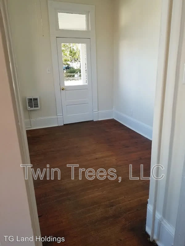 5951 King St – photo 2