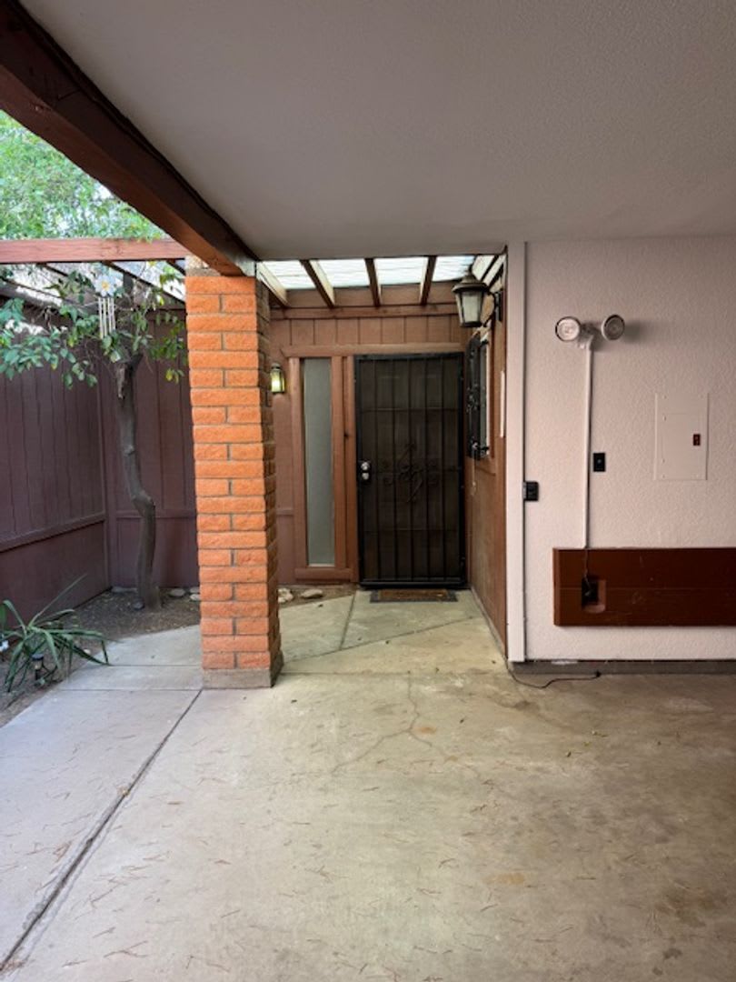 Central- 2 bedroom/ 2 bathroom townhome – photo 3