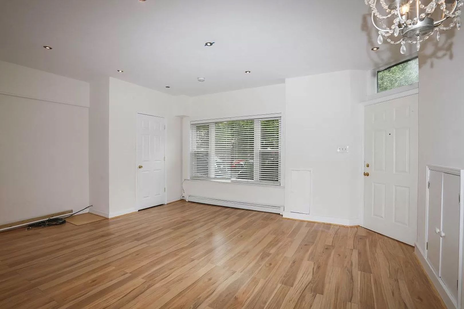 Wonderful Two Bed + Den West End Abode! Parking Available! – photo 5