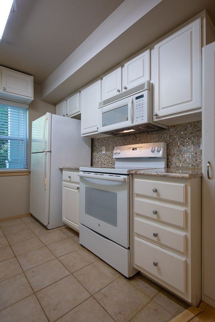 Fabulous Lakemont 2 Bed Condo For Lease – photo 5