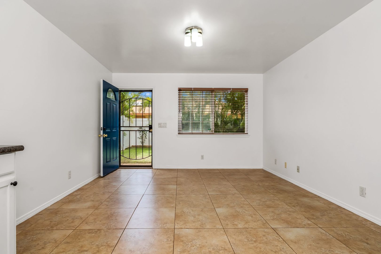 Unfurnished, 1 Bedroom/1 Bath, Ohana – photo 2