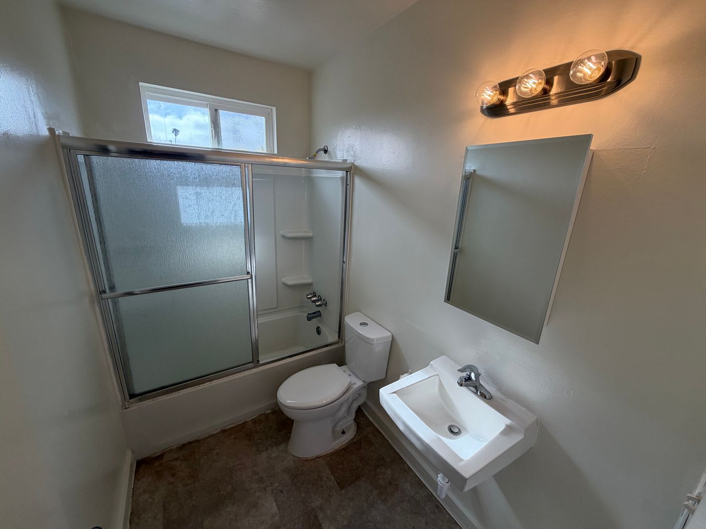311 E. McElhaney Avenue Apartments – photo 4