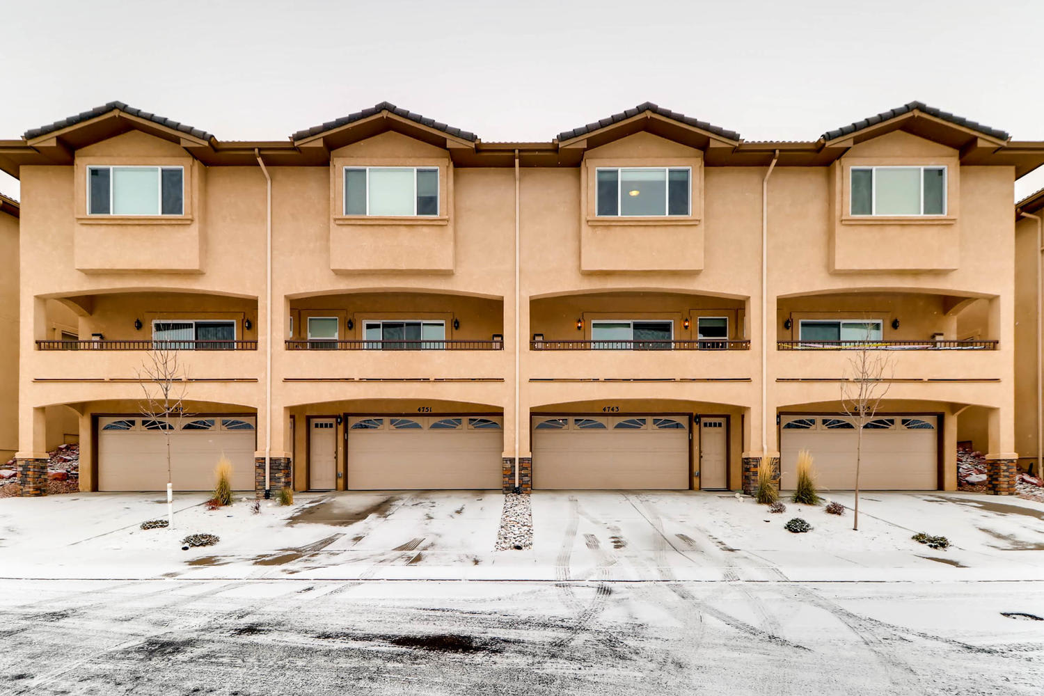 Beautiful 3 bedroom townhouse in gated community available! – photo 1