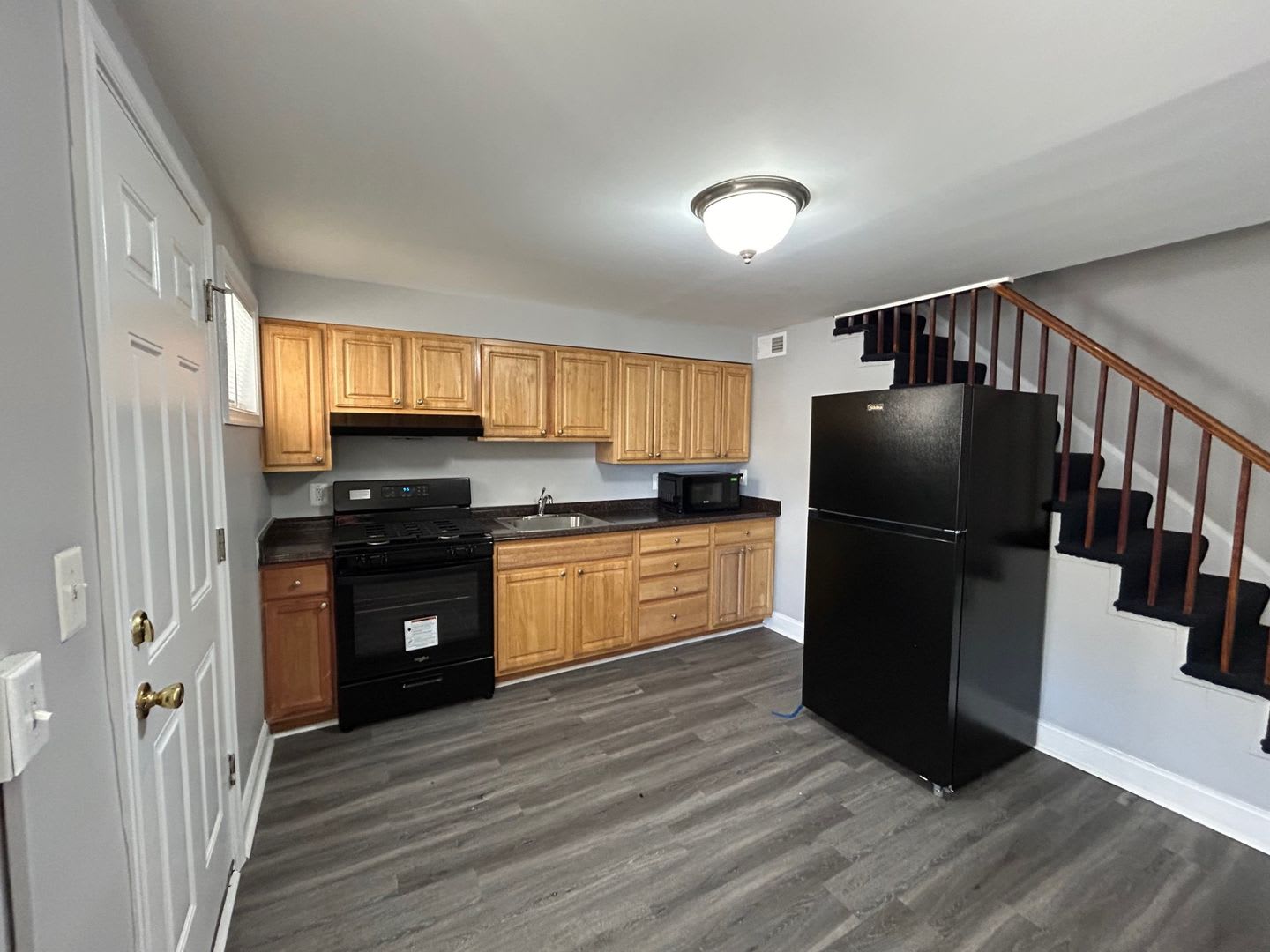 3 Bedrooms and 1.5 baths Available! – photo 2