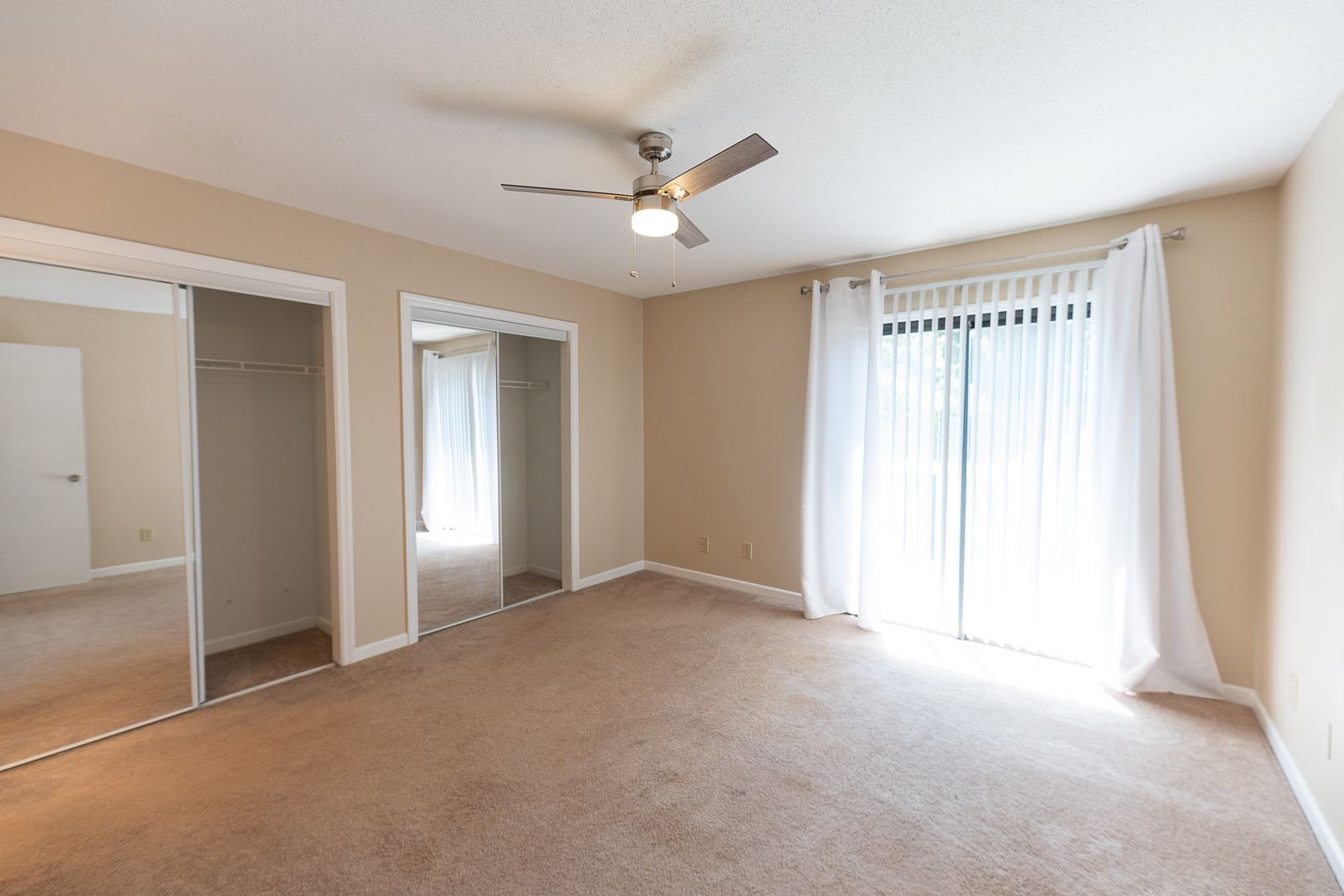 Charming 2 BD, 2.5 BA Townhome w/ a Community Pool in a Prime Winston Location – photo 2