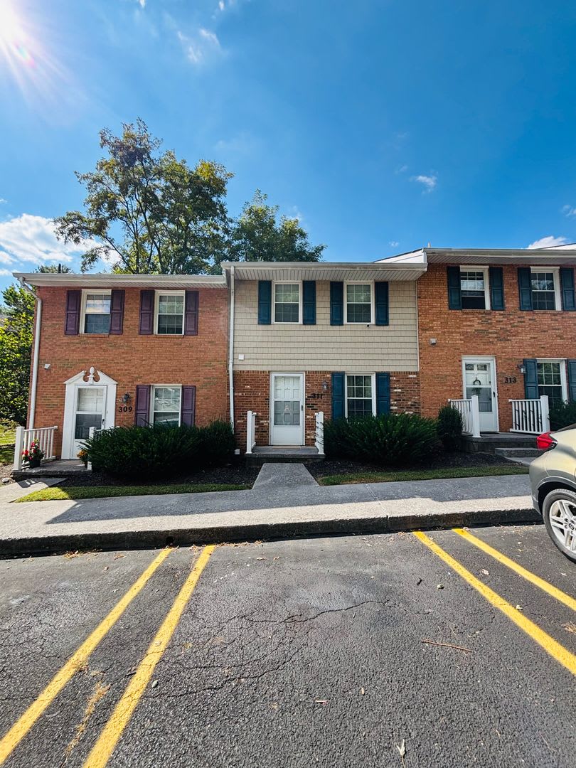 2 Bedroom, 1.5 Bath Townhouse – photo 1