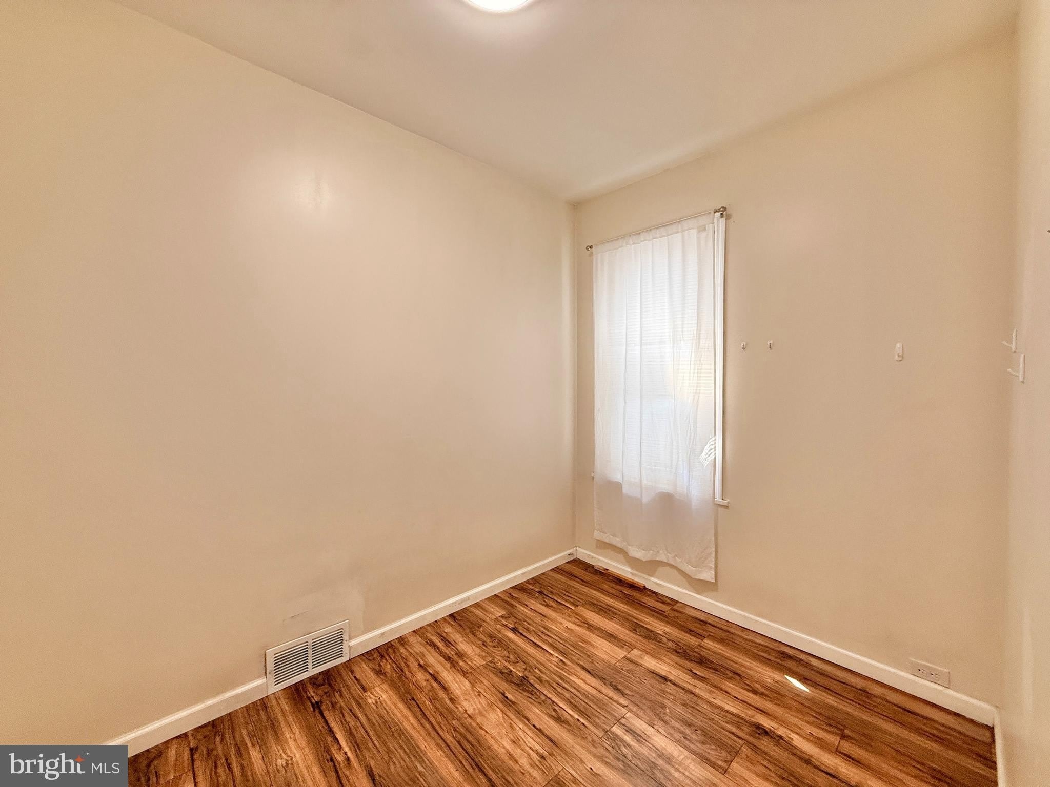 570 LINE Street – photo 5