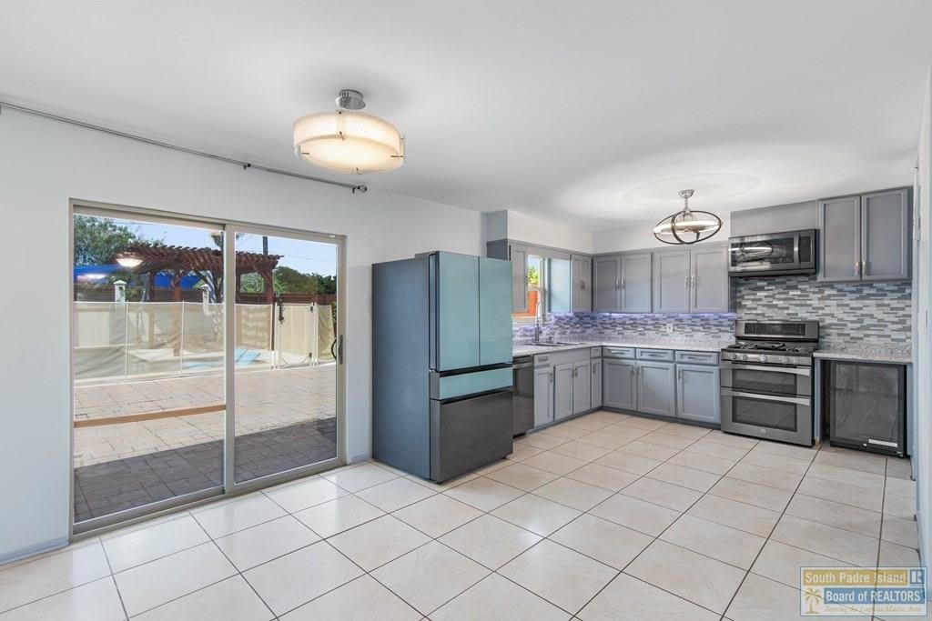 221 E Adams – photo 3