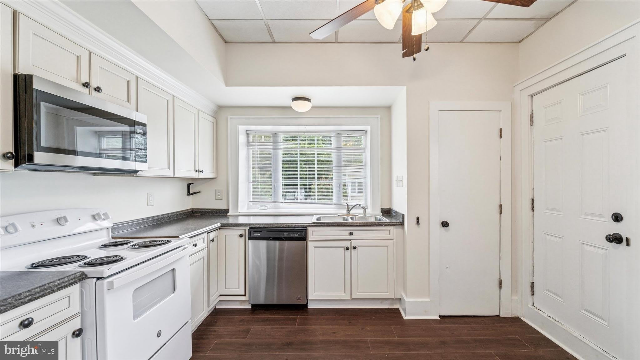 221 CENTER Street – photo 4