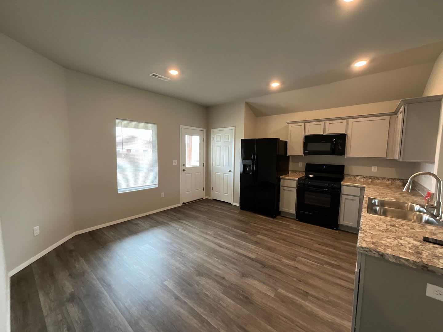 Stunning New 2024 Home – Modern Living in Siloam Springs! – photo 5