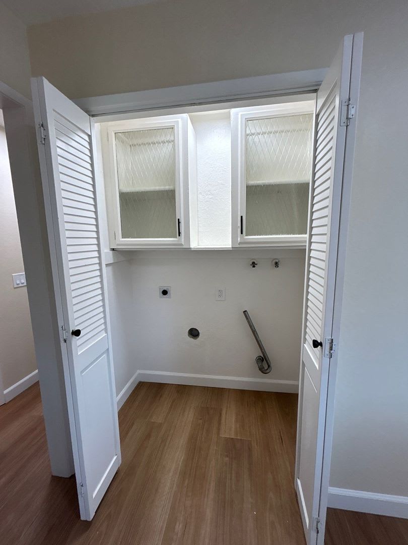 STUNNING Remodeled 2 Bed 1 Bath Ground Floor Unit with Indoor W/D Hookups – photo 5