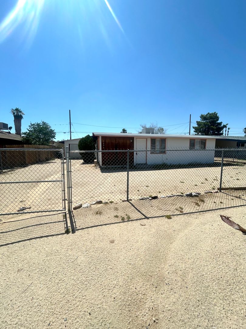 Eclectic 2 Bedroom 1 Bathroom Home – photo 2
