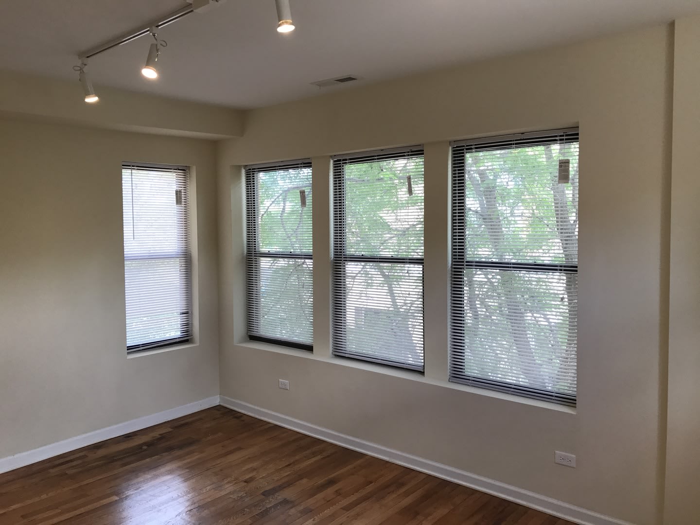 4746 N Sacramento Ave – photo 3