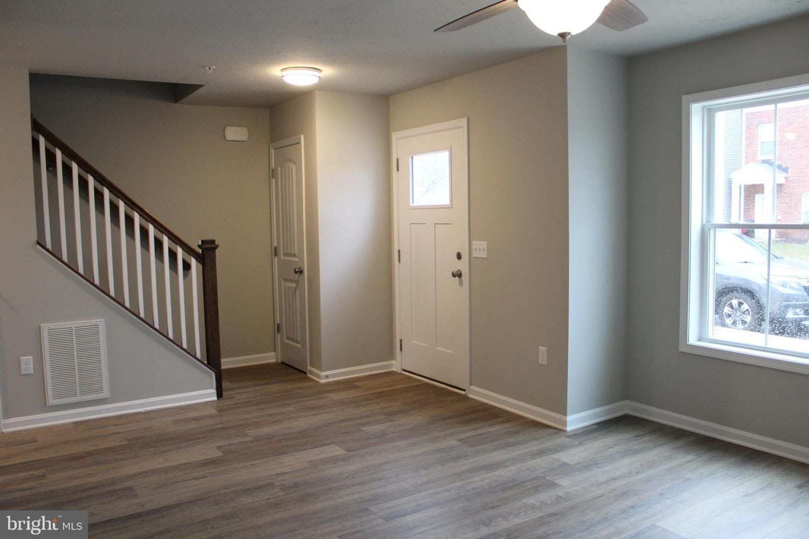 Stunning 3-bedroom townhouse in prime location! – photo 3