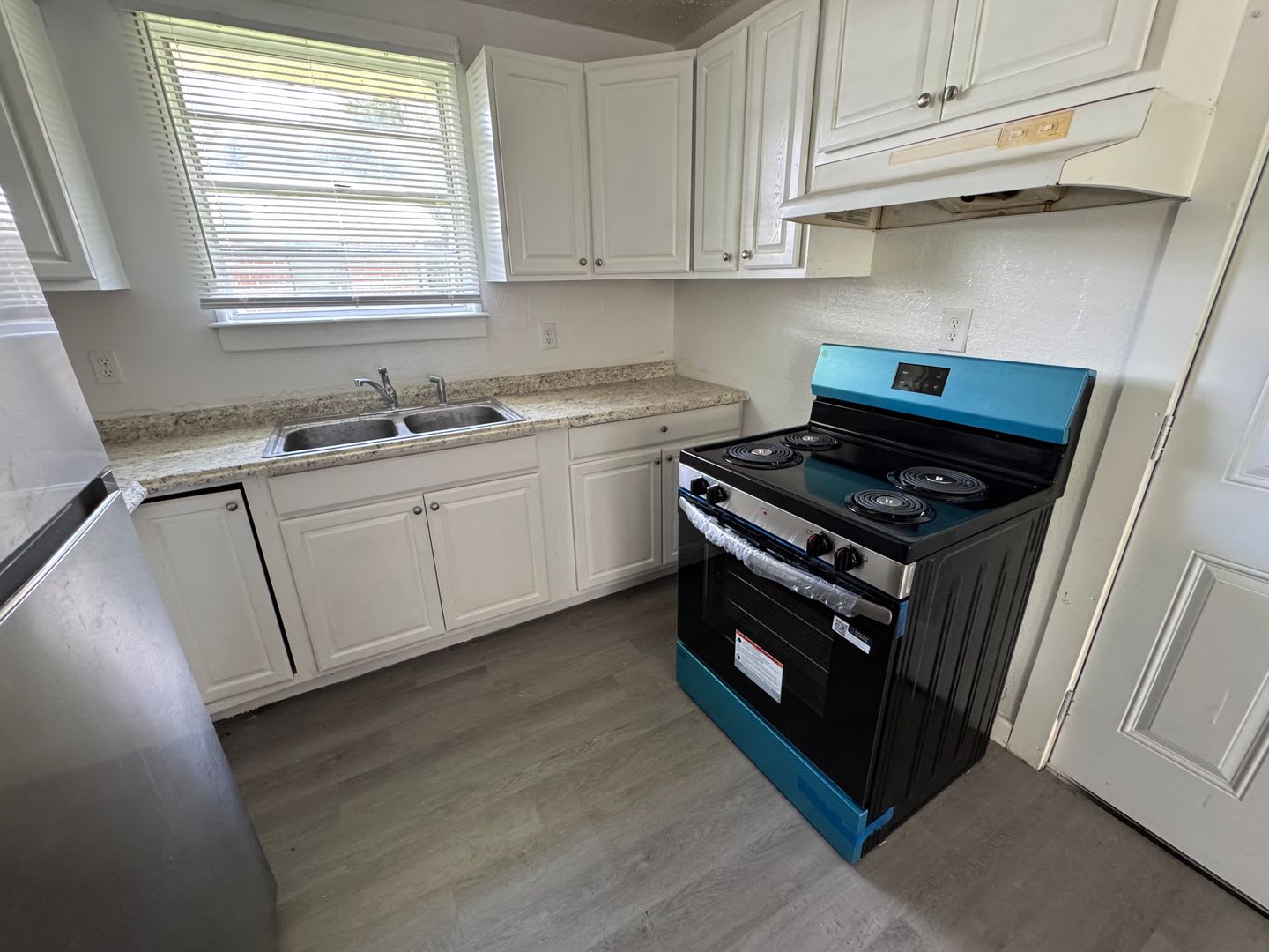 Remodeled 4 Bedroom, 2 Bathroom Brick Bungalow – photo 3