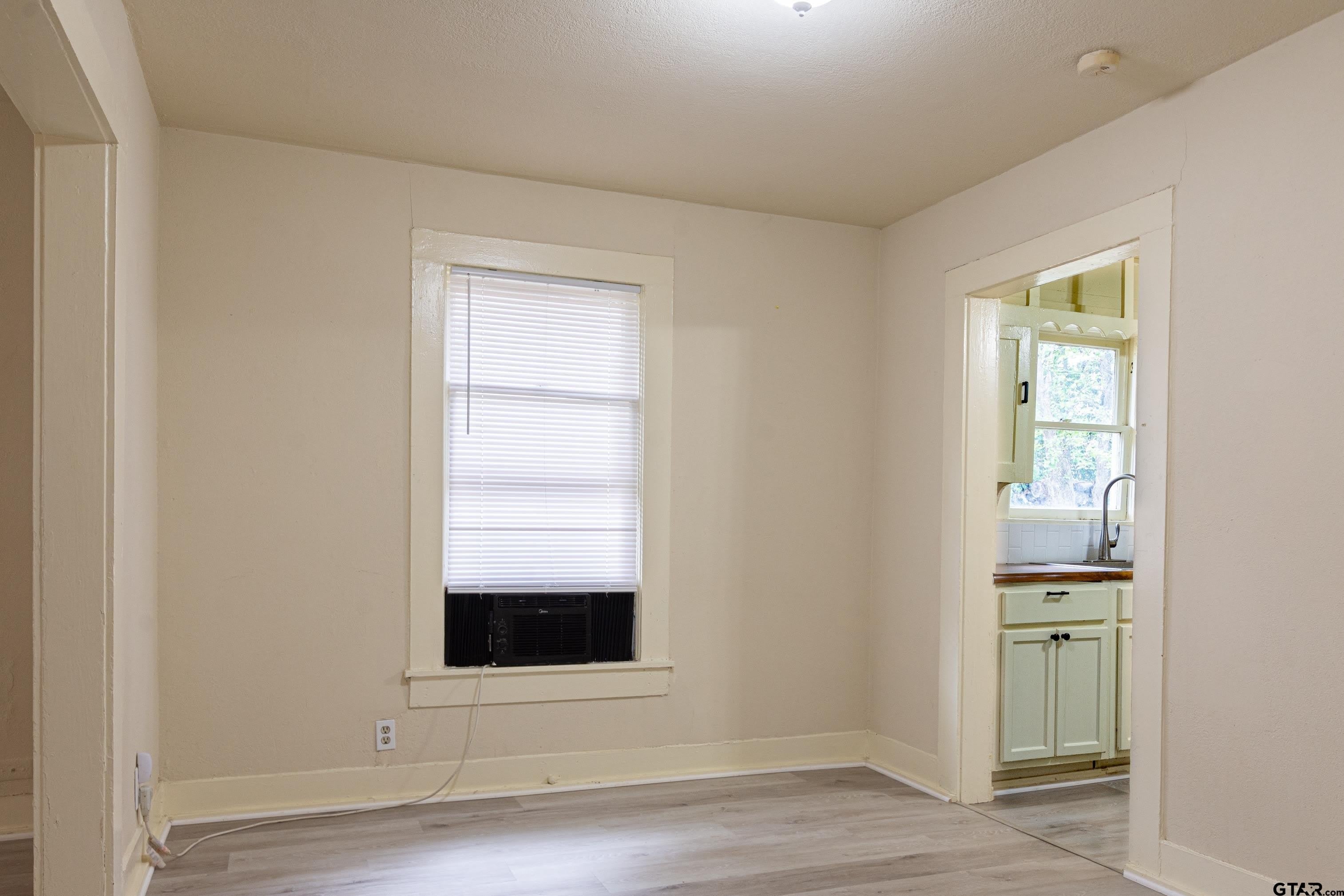 1118 E Houston St – photo 4