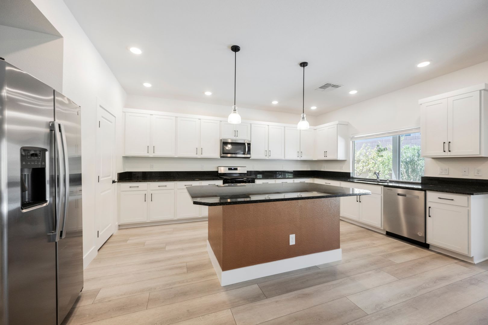 Beautiful And Stunning Home In Southwest! Move In Ready! – photo 1