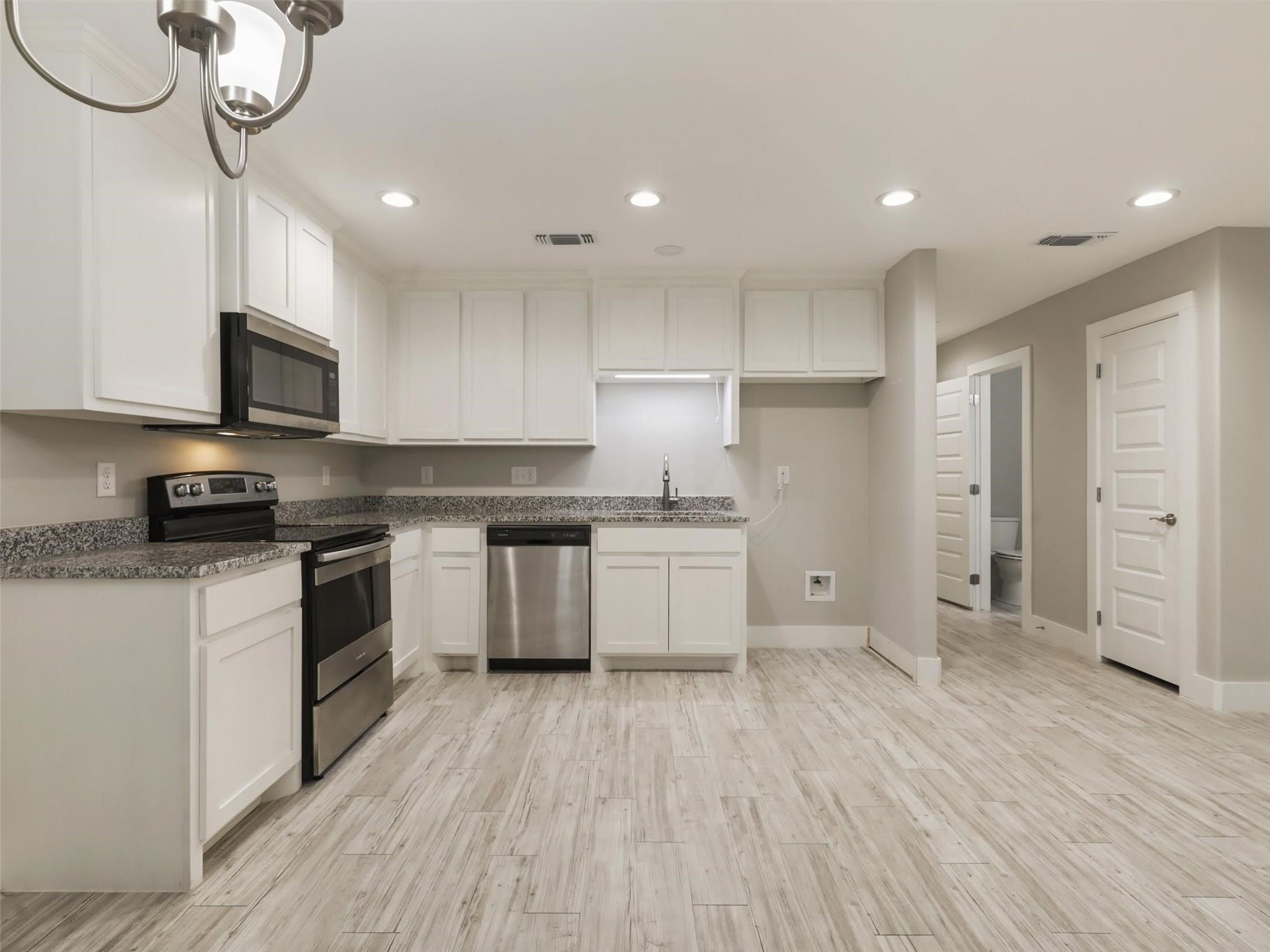 818 W Walker Street – photo 3