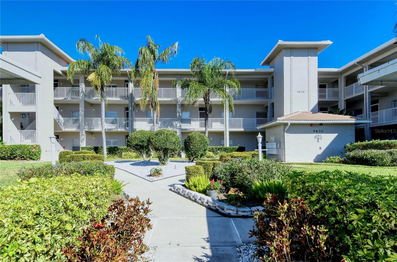 9620 CLUB S Circle – photo 1