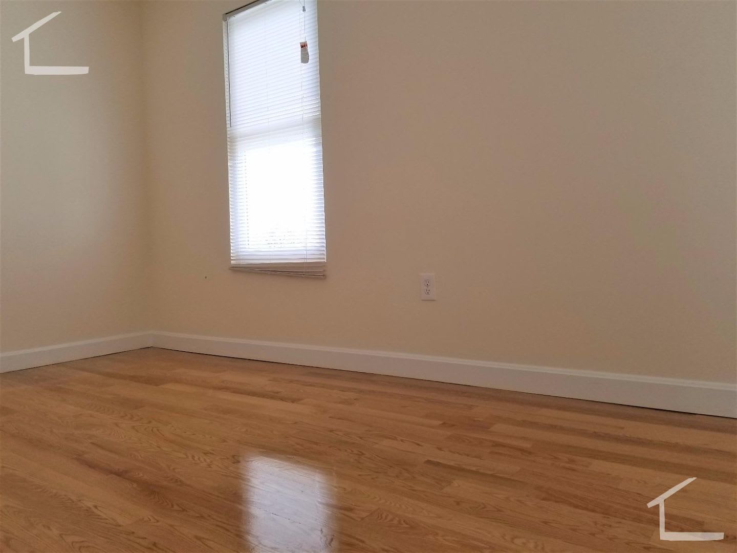 Nicely renovated 4 bed unit near the Commuter Rail! – photo 5