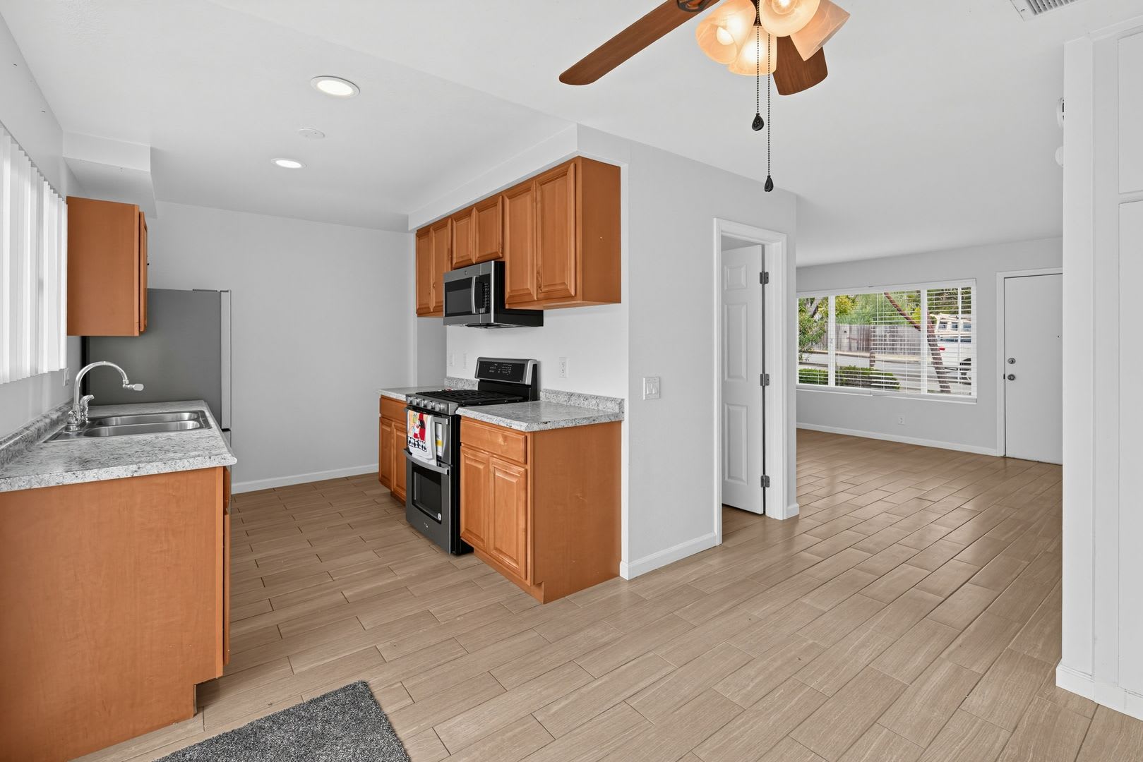 3 Bed / 1.5 Bath Townhome! – photo 4