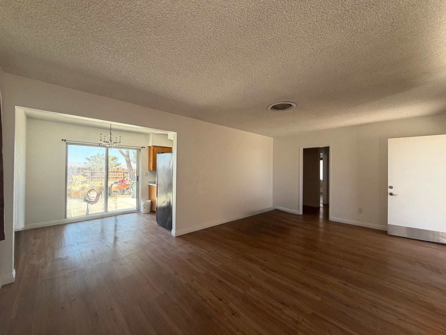 3 Bedroom 1 Bathroom House With Spacious Bedrooms And Fenced Backyard – photo 5
