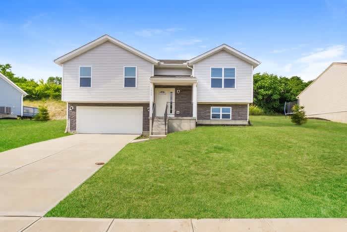 1004 Golfview Drive – photo 1