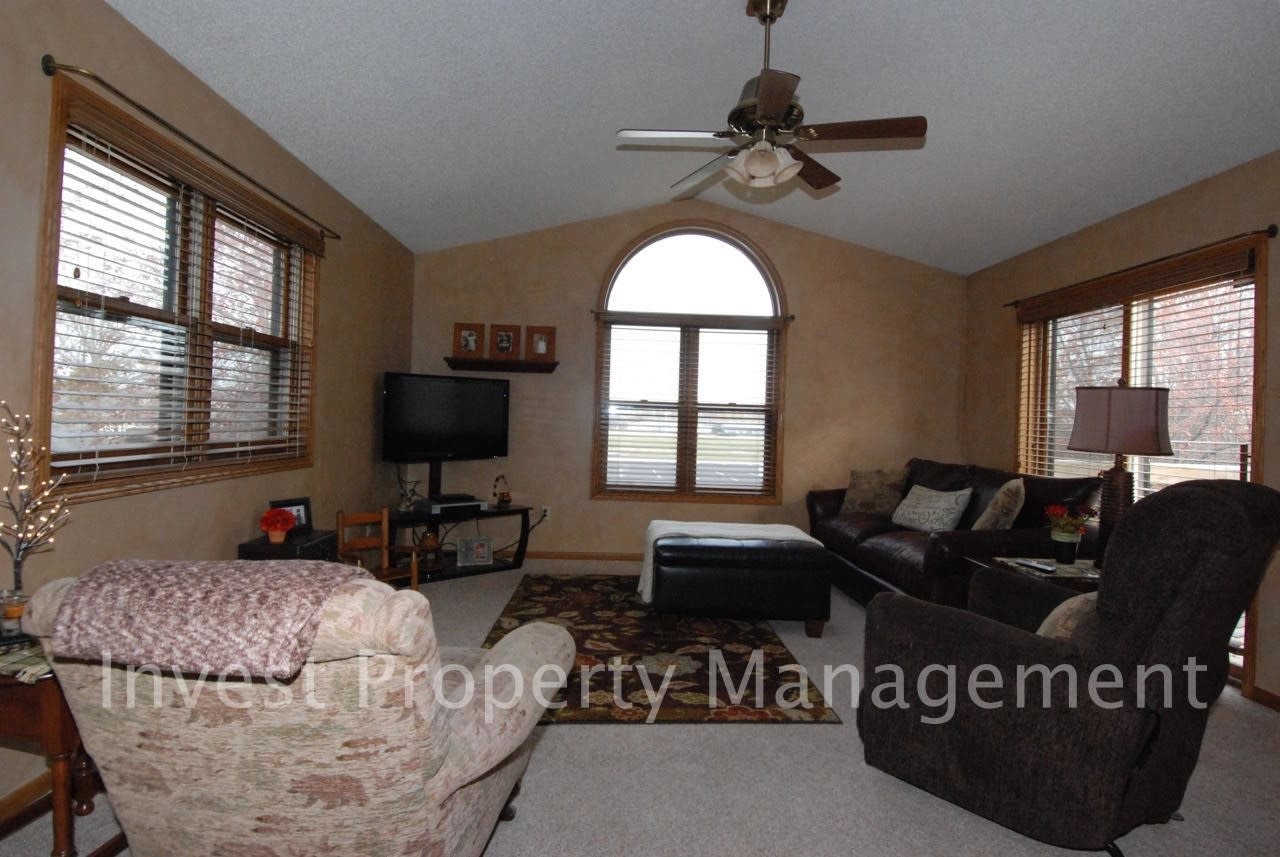 Spacious 3 bed/2.5 bath home nestled in beautiful Rogers, MN – photo 2