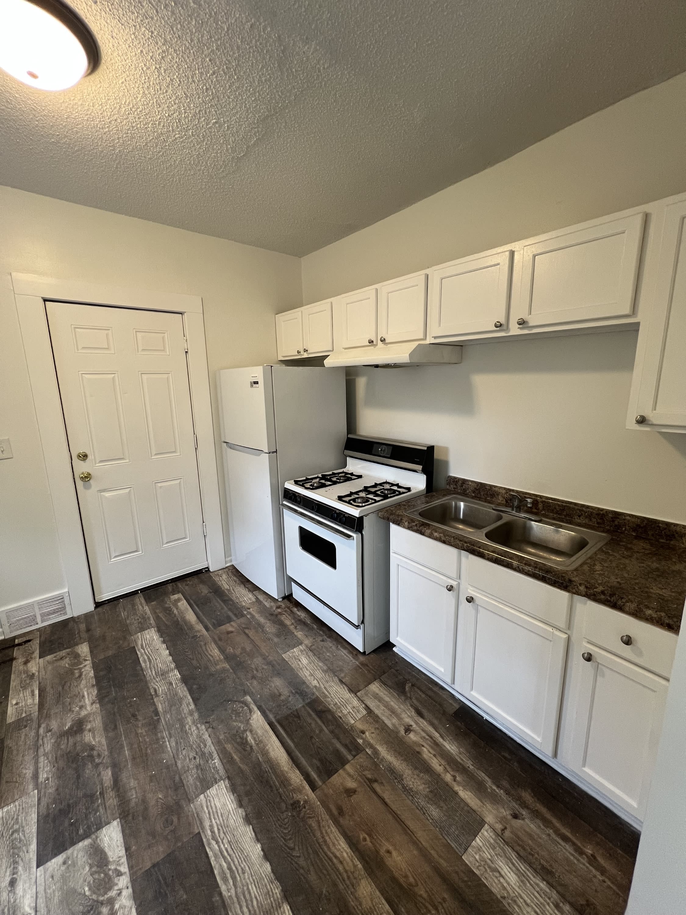 1146 Reaney Ave. E, 1 – photo 2