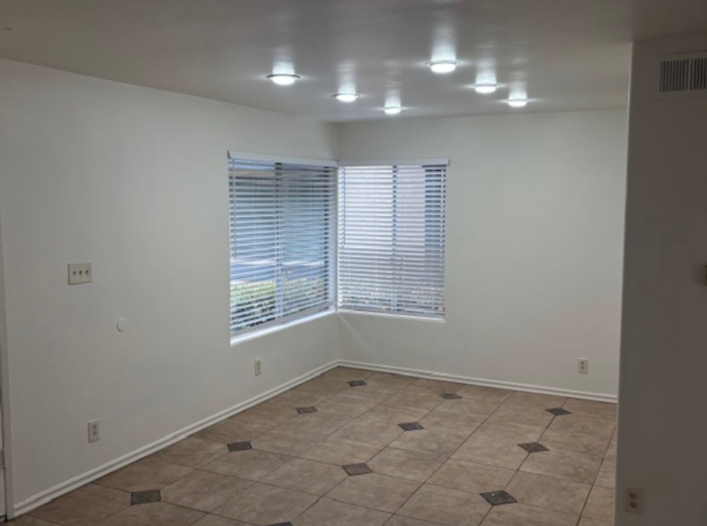 Half off 1st Month Rent!! Extra large 3bd/2ba 2 story townhome with patio/backyard – photo 4