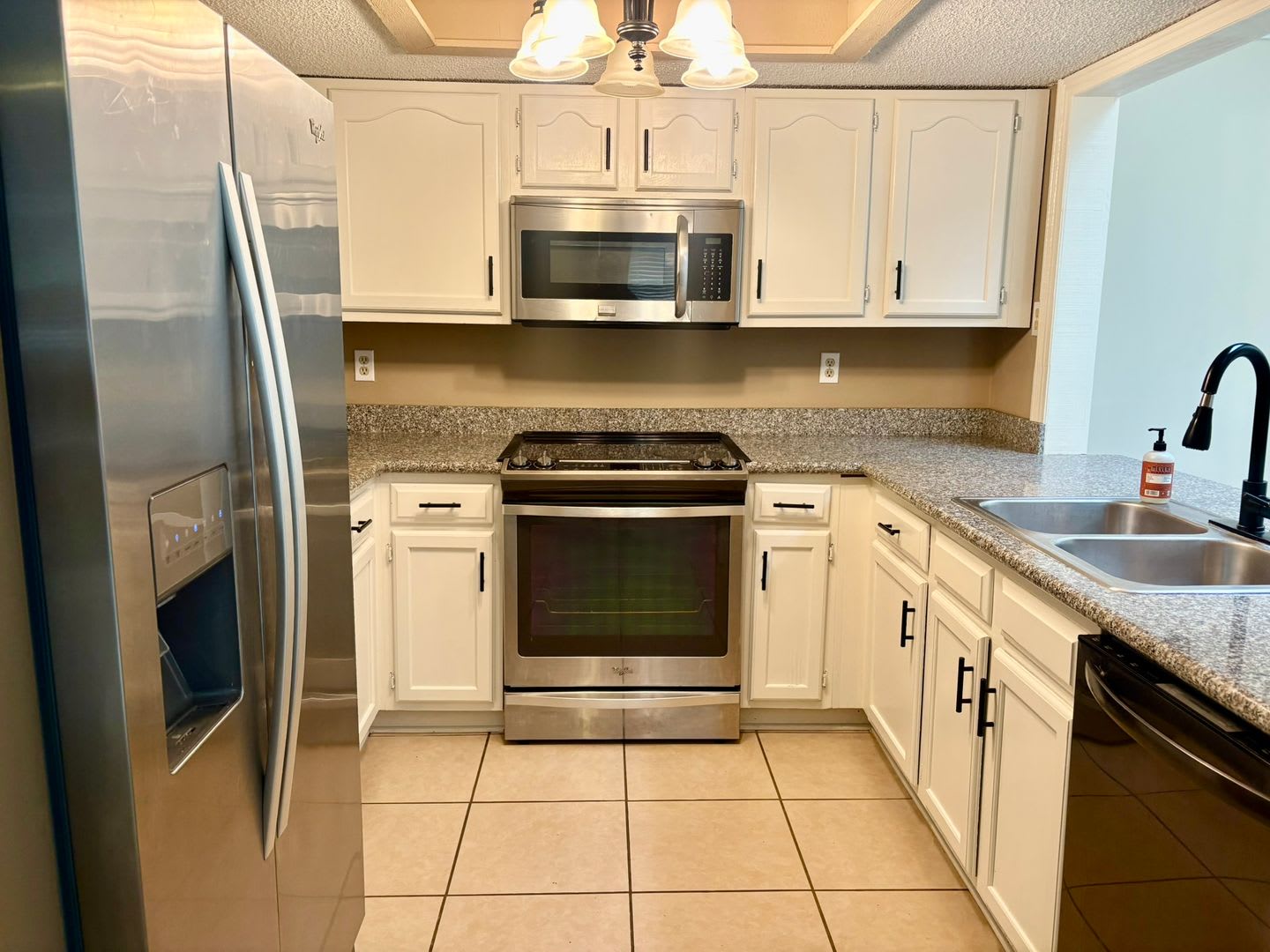 Spacious 3 Bedroom 2 Bath Home Close To Restaurants Shopping Centers – photo 5