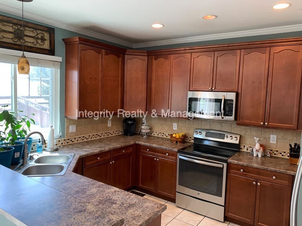 4 Bed, 3.5 Bath, 2380 Sqft – photo 4
