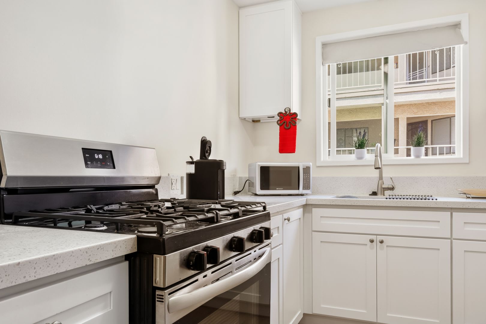 Charming 1 Bedroom Condo Just Blocks From The Beach – photo 5