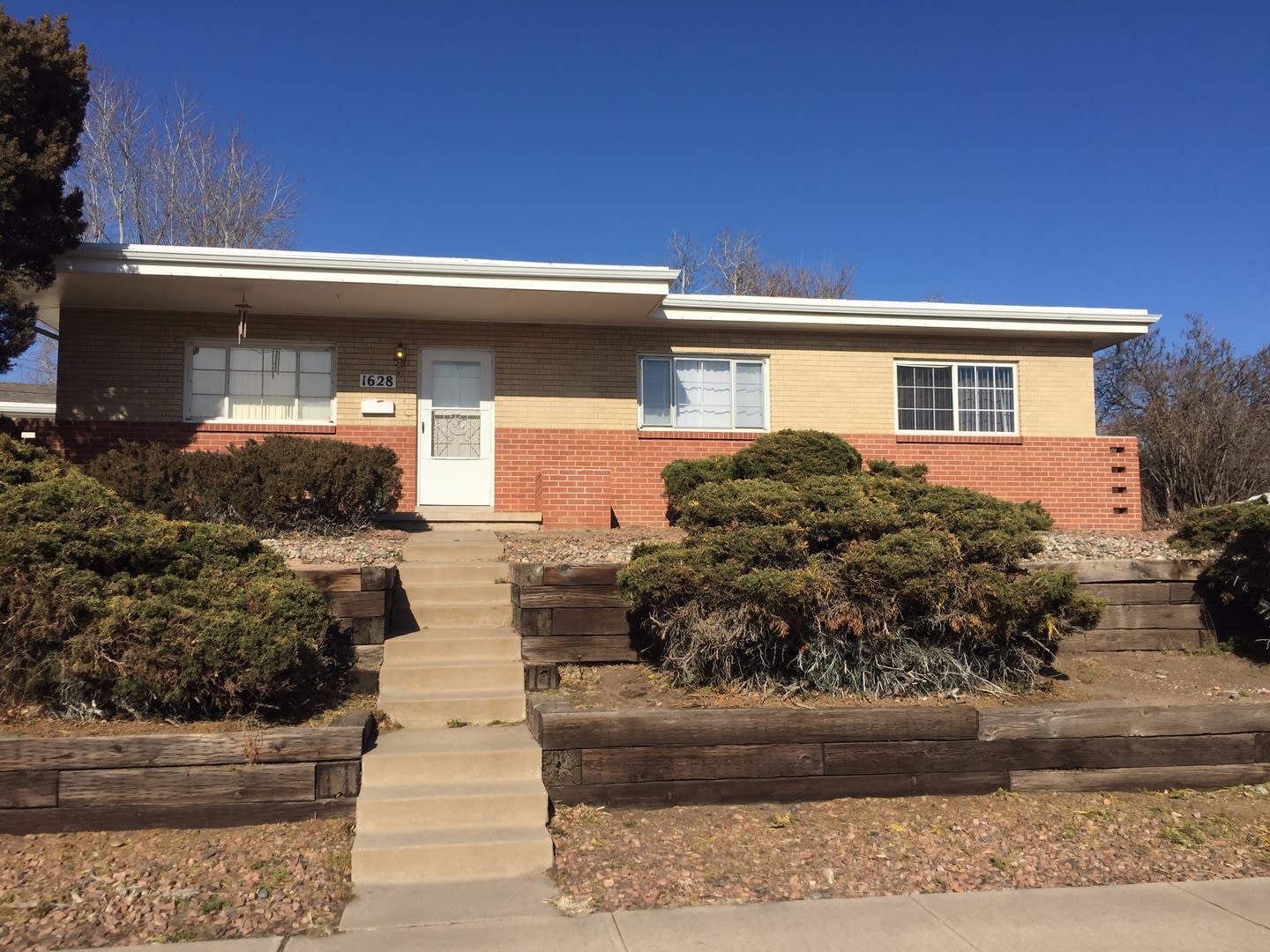 Charming Raised Ranch across from golf course – photo 1