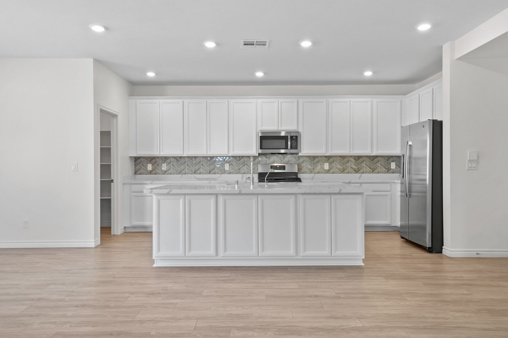 Stunning 4 Bedroom Home With Downstairs Room – photo 2