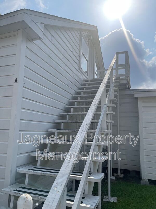 415 Ash St – photo 2