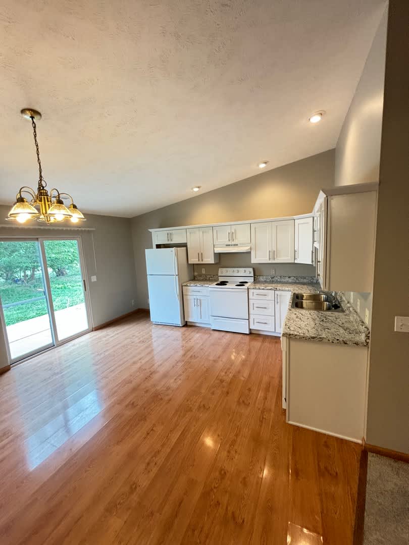 300 Off Move In Special Spacious 3 Bedroom Townhome With Vaulted Ceilings Fireplace Attached Garage – photo 1